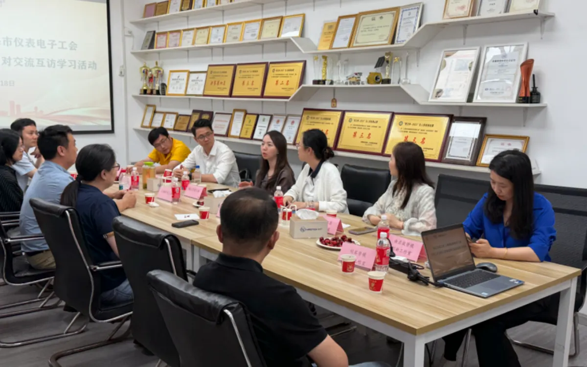 劳模工匠创新工作室代表在合时智能开展座谈交流