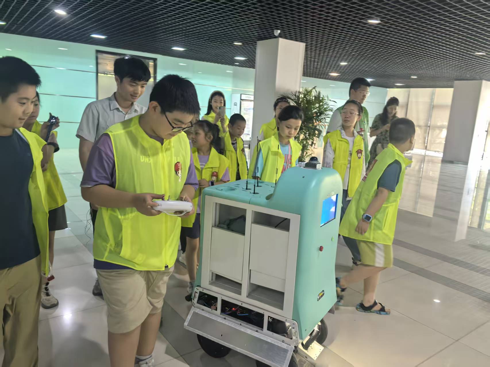 孩子们参观智能机器人产品