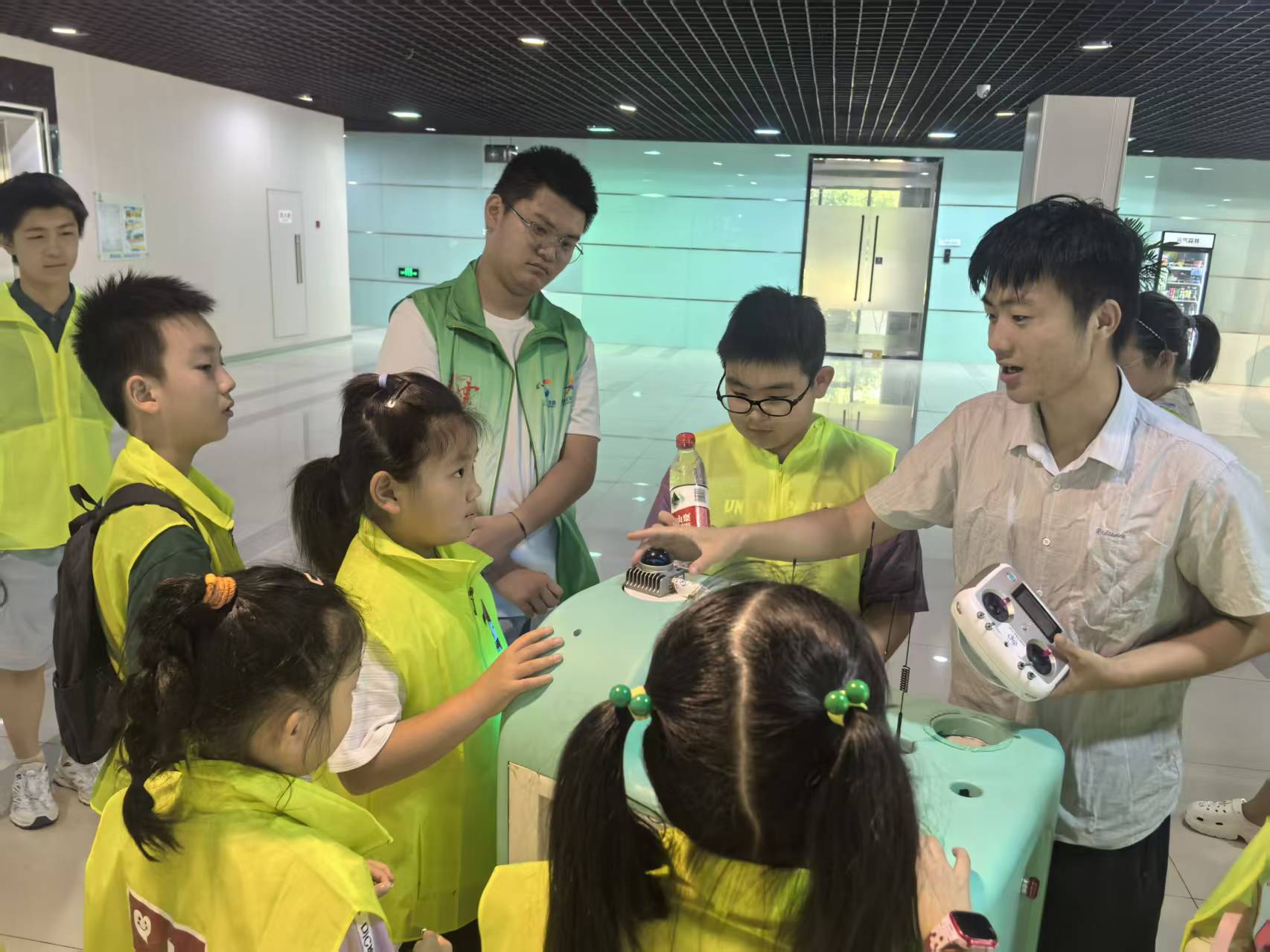 孩子们在工程师指导下进行机器人实践体验